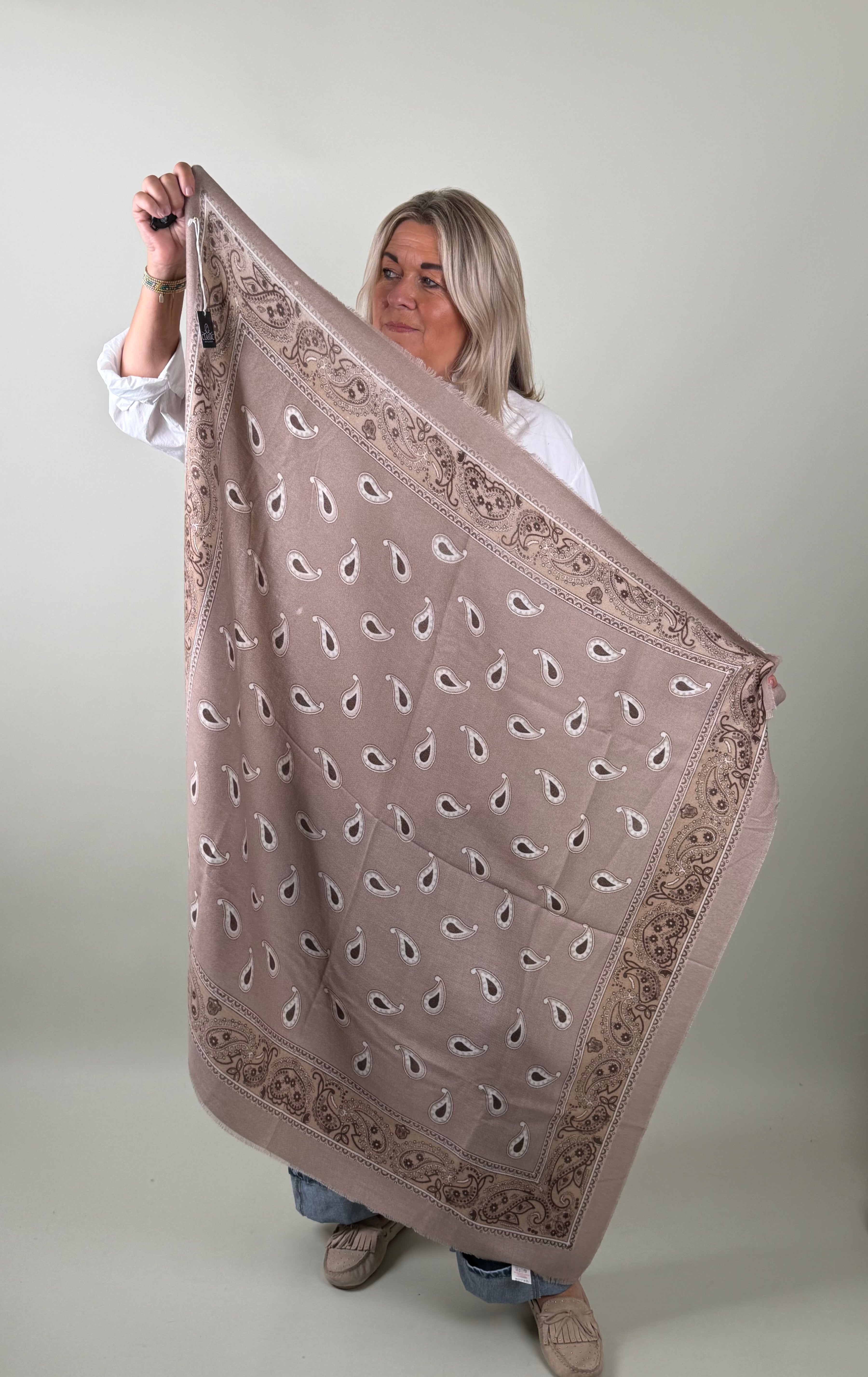 triangel sjaal model Marit taupe Classic Beauty & Fashion