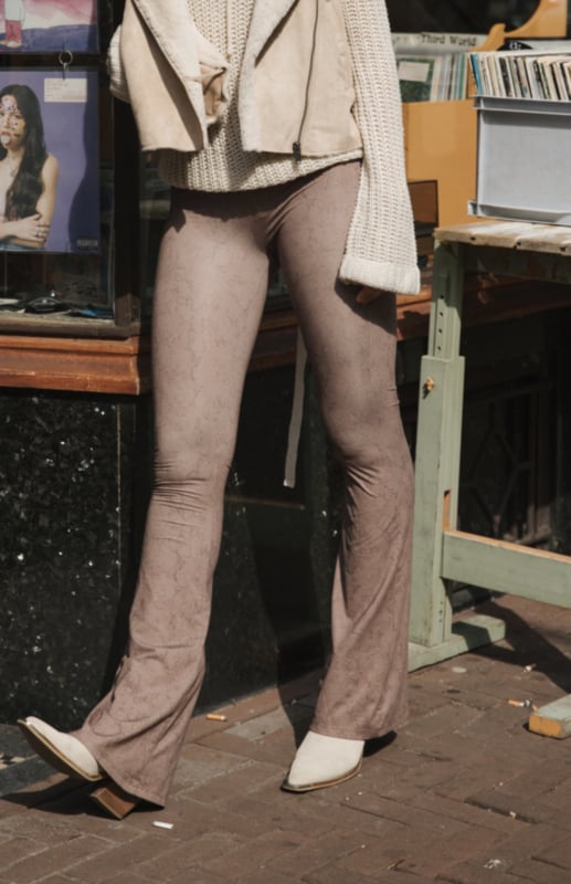 MOOST Wanted Cosmos Schlaghose, weiches Braun, Schlangenmuster