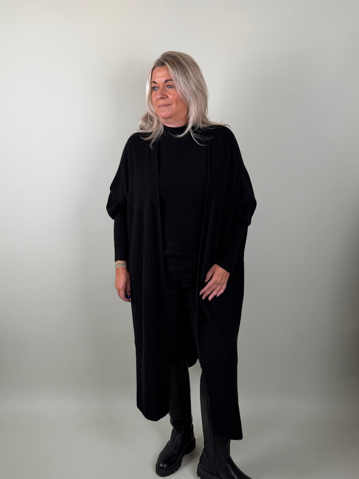 Lang sleeveless vest model Rebecca Zwart