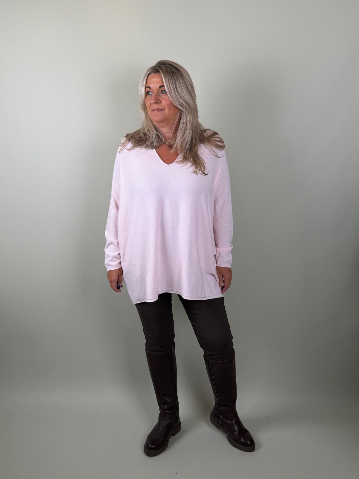 Trui V-Neck Light pink model Mila