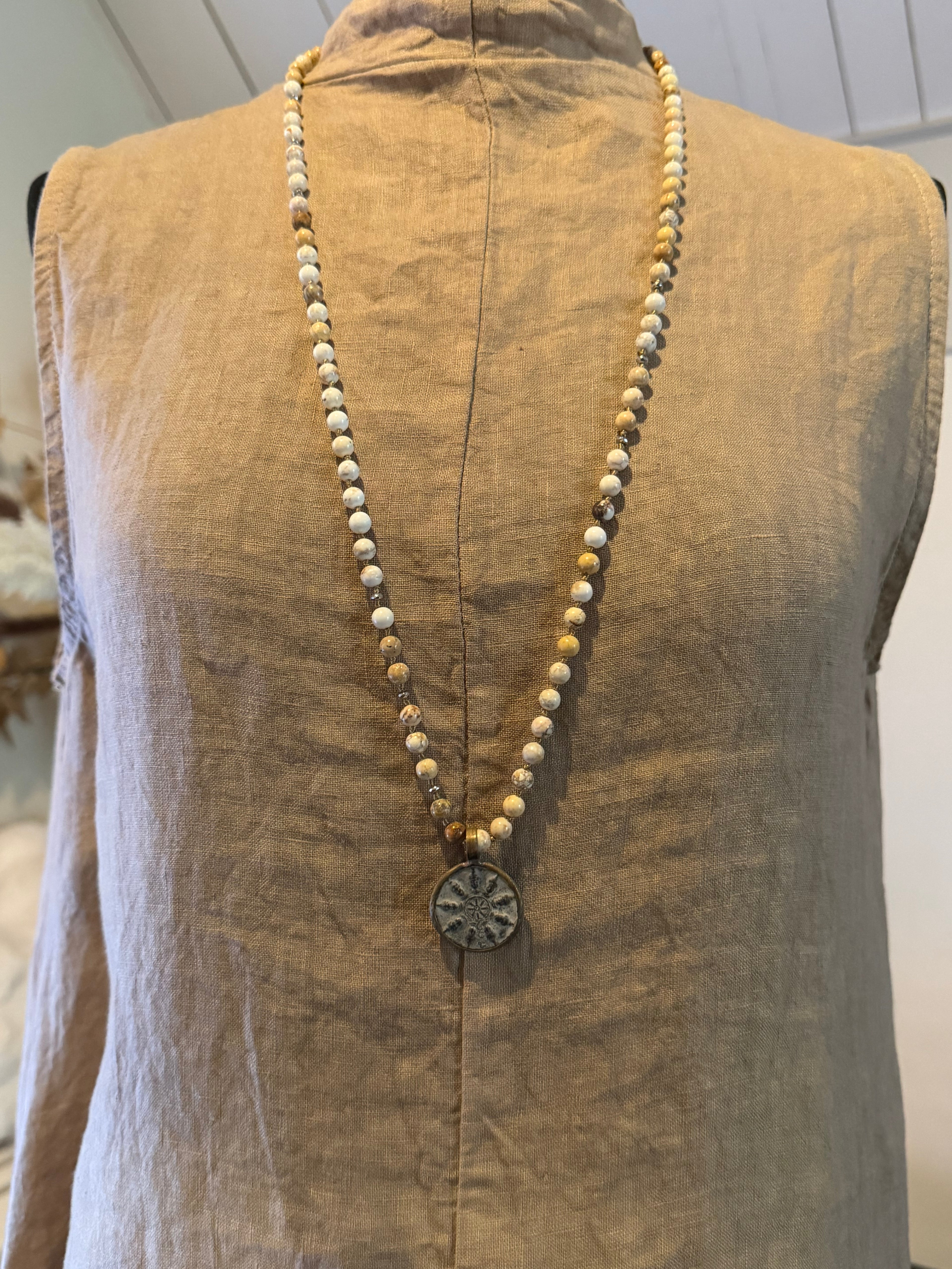 BOHO KETTING BUDDHA 410  6 MM STONE HOWLITE GOLD