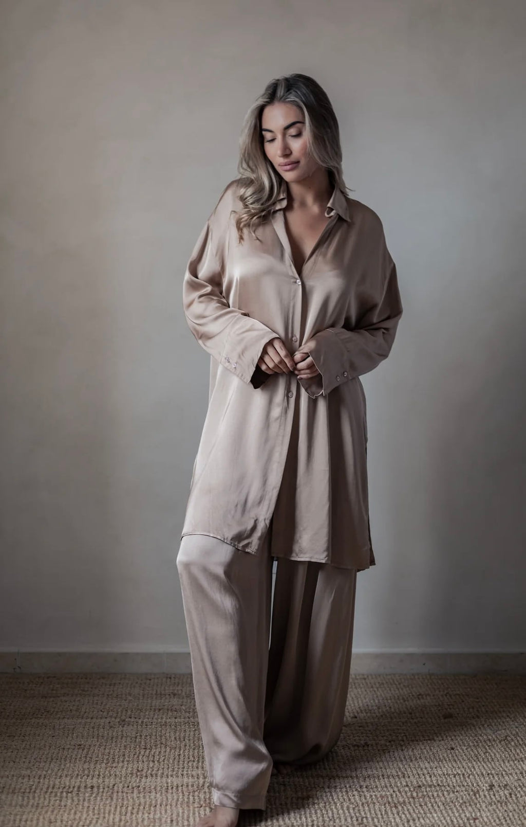 BYPIAS GLOWING SATIN LUXURY VELONA BLOUSE POWDER