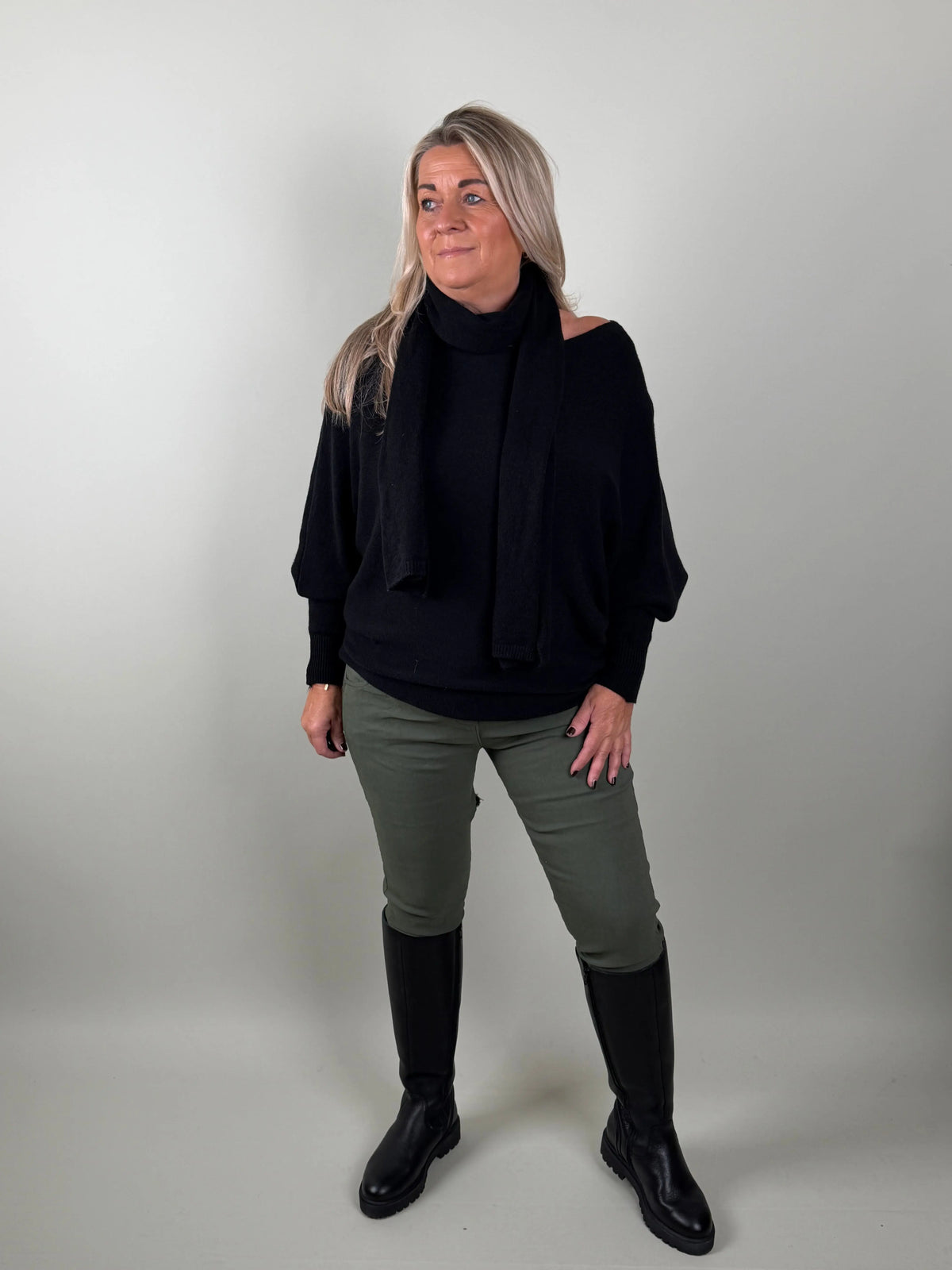 Batwing Trui Fiene met Sjaal in zwart – trui met sjaal voor dames