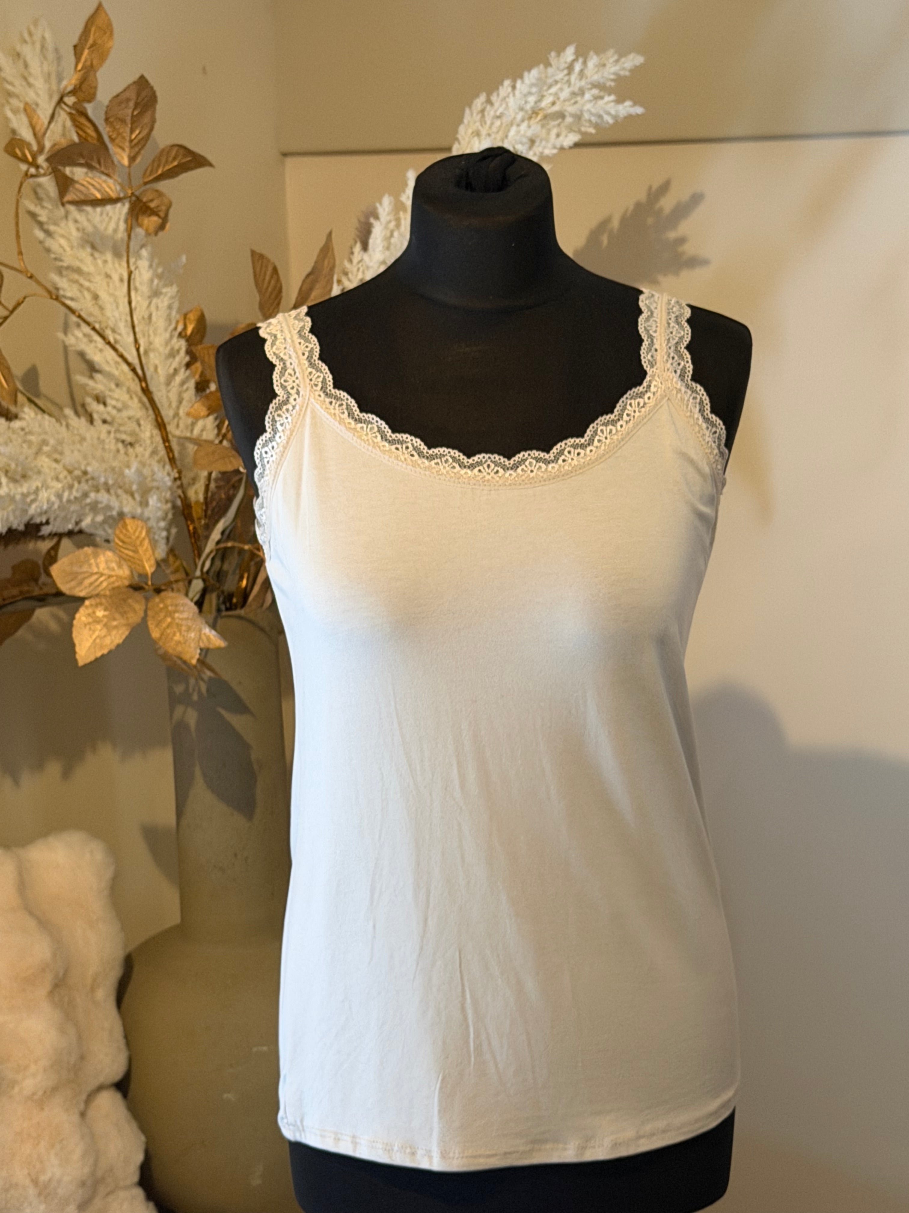 Top  Lotte met kant beige