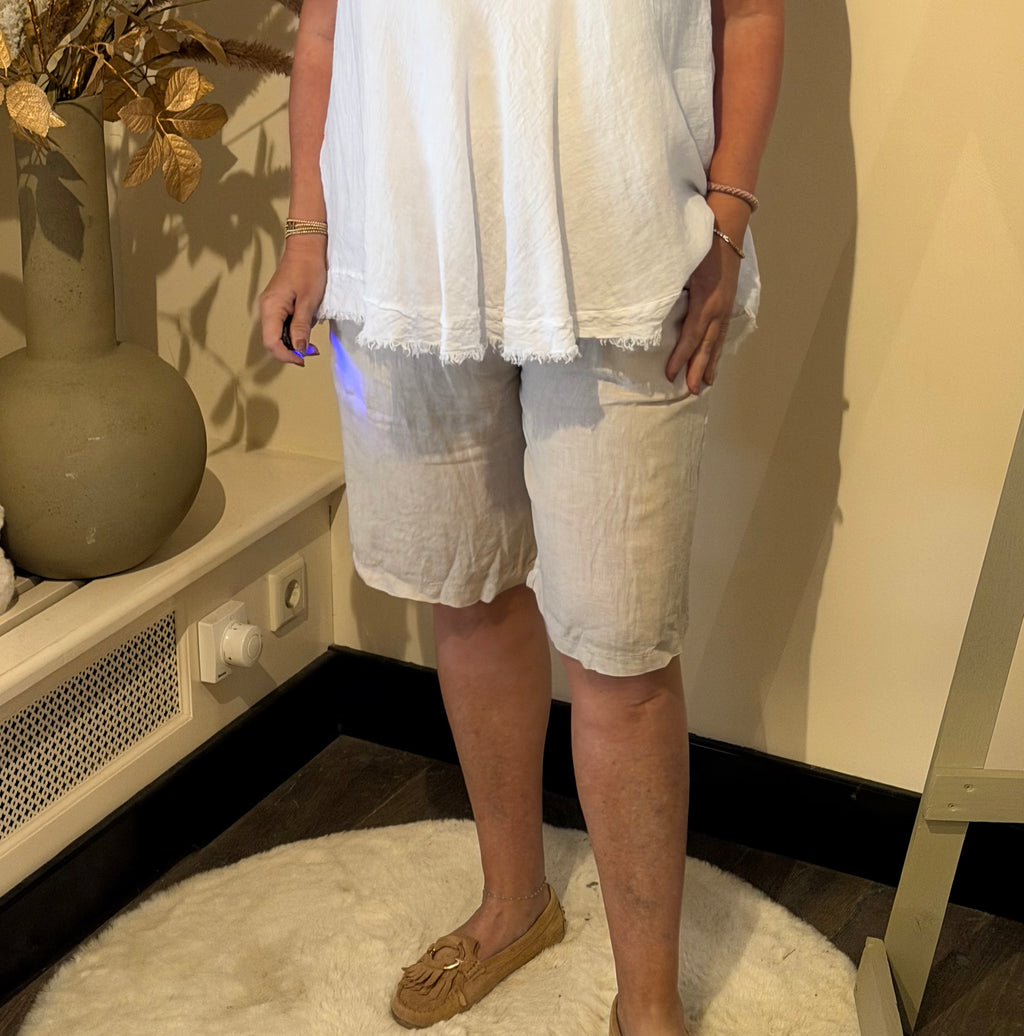 Linen Bermuda shorts beige