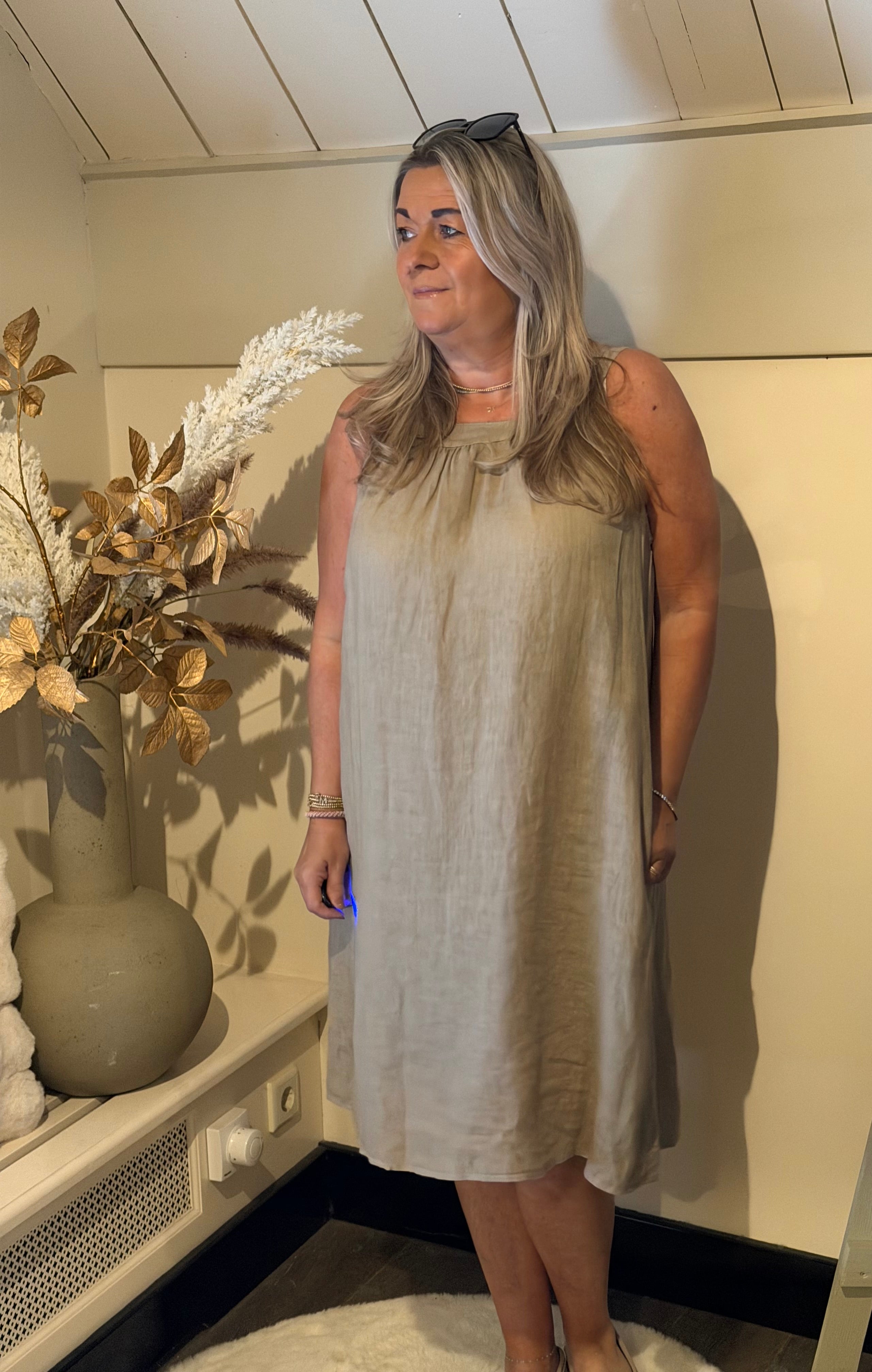 Linnen zomerjurk model anna-bel taupe