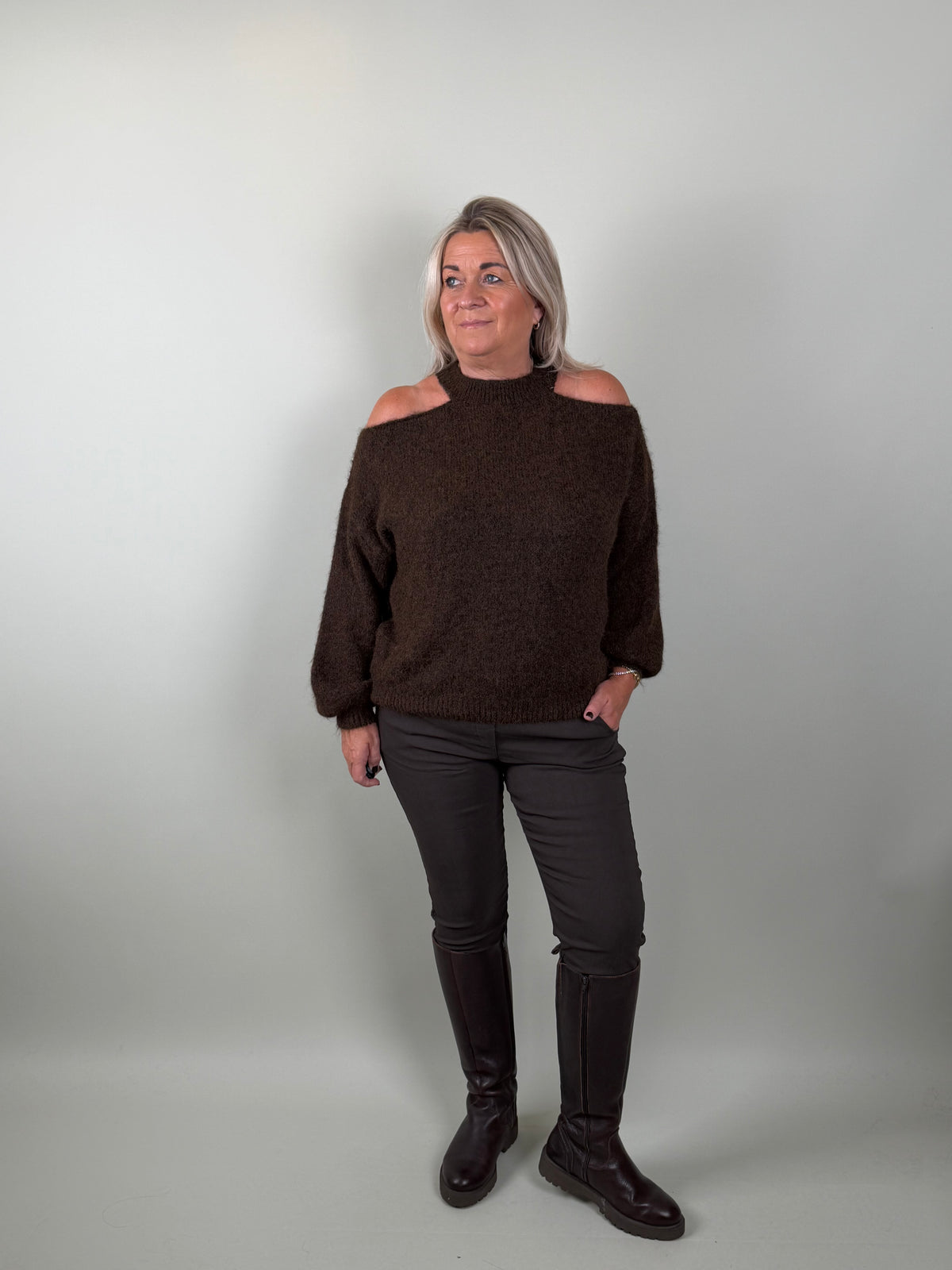 Trui Cloë Met Blote Schouders Chocolade