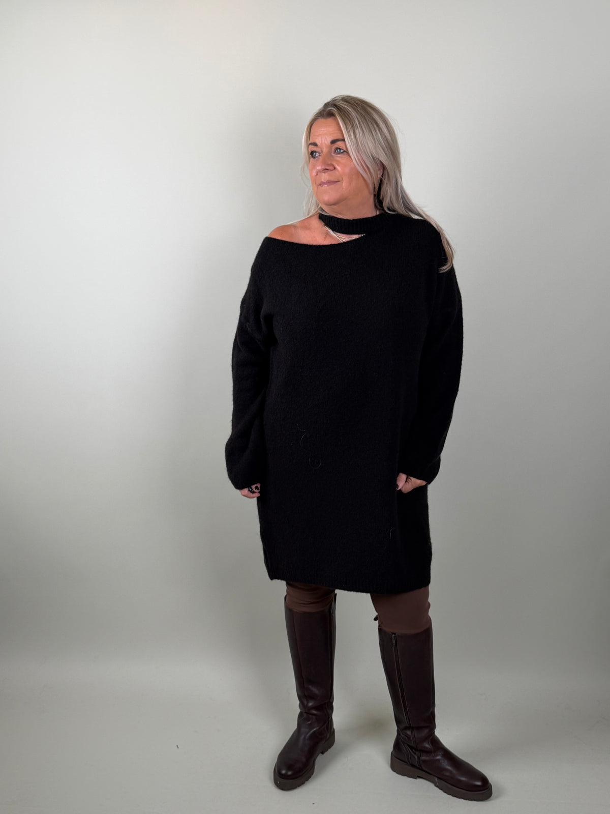 Lange Trui Suze Met Blote Schouder Zwart