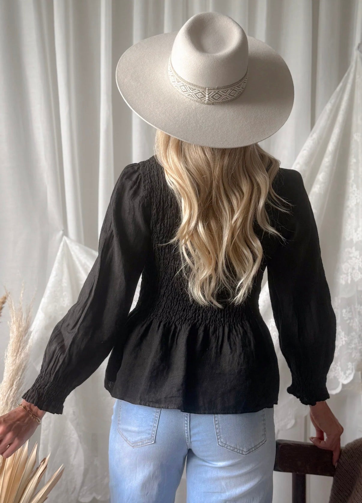 BYPIAS BOHEMIANA LINNEN BLOUSE THULE ZWART