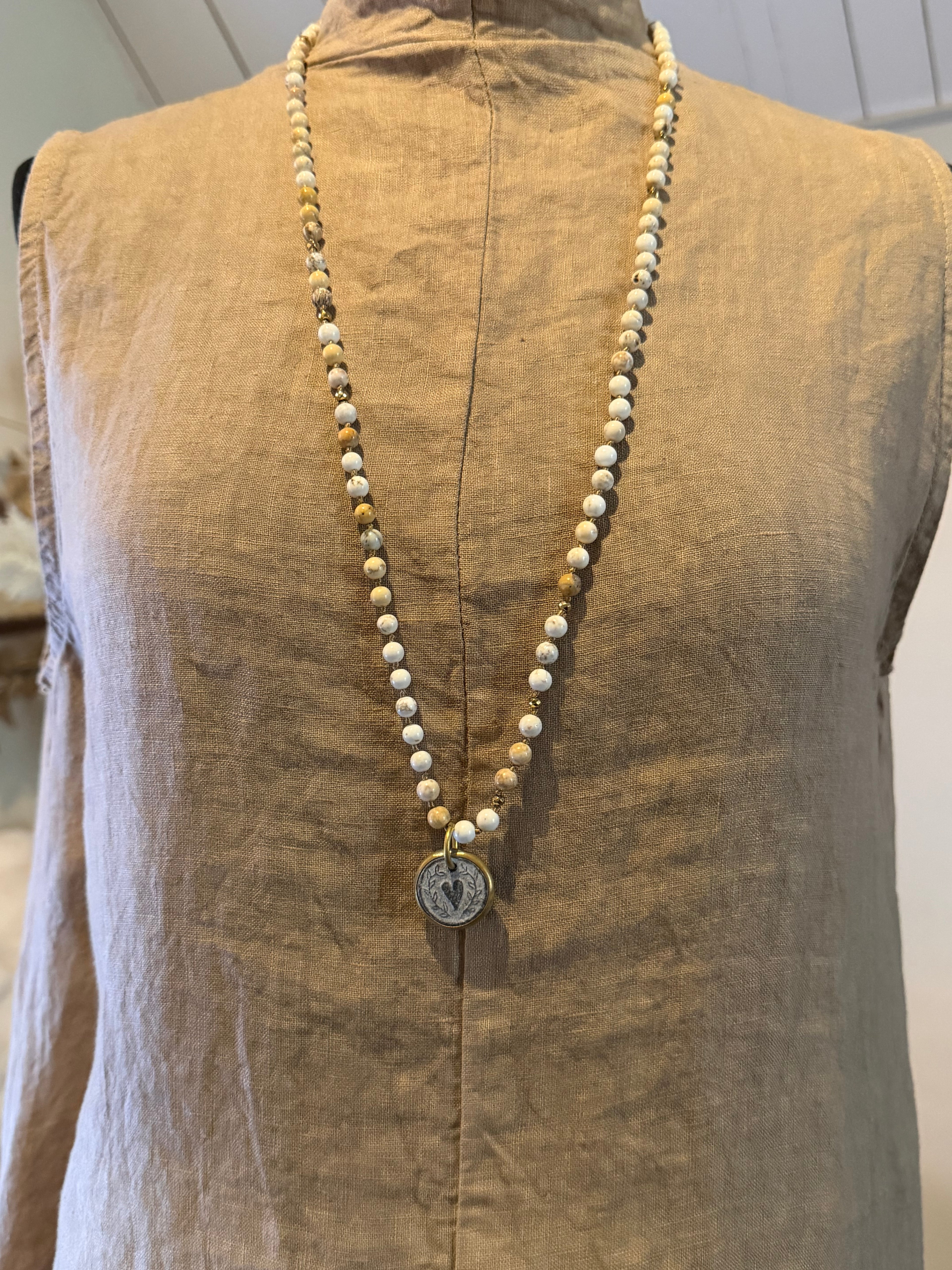BOHO KETTING HEART 6 MM STONE HOWLITE GOLD