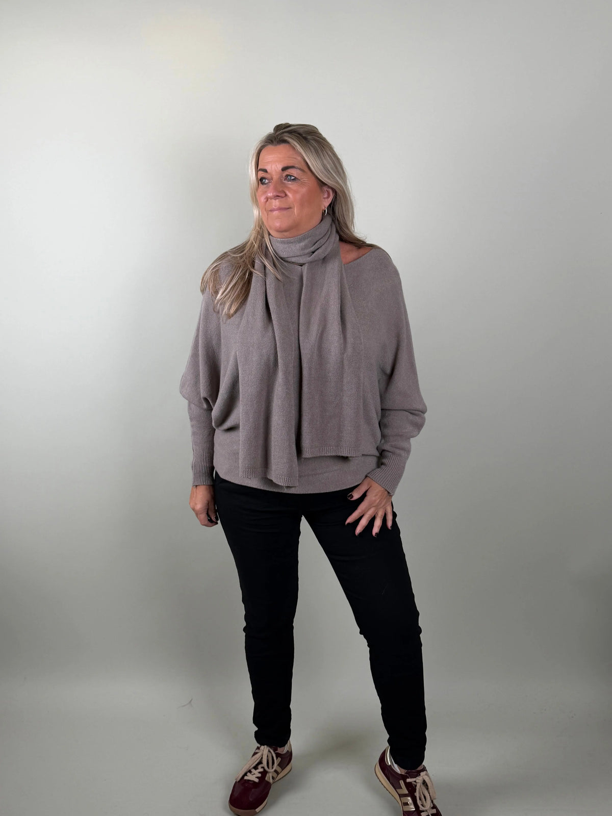 Batwing Trui Fiene met Sjaal in taupe – trui met sjaal voor dames