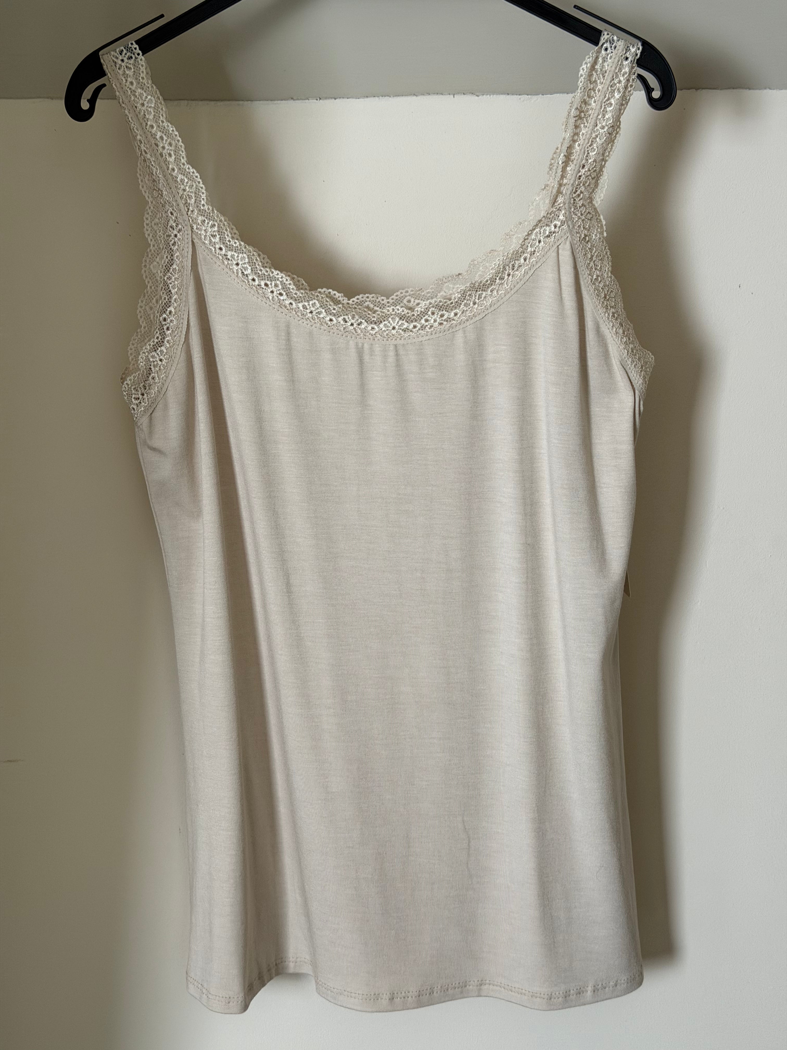 Top  Lotte met kant beige