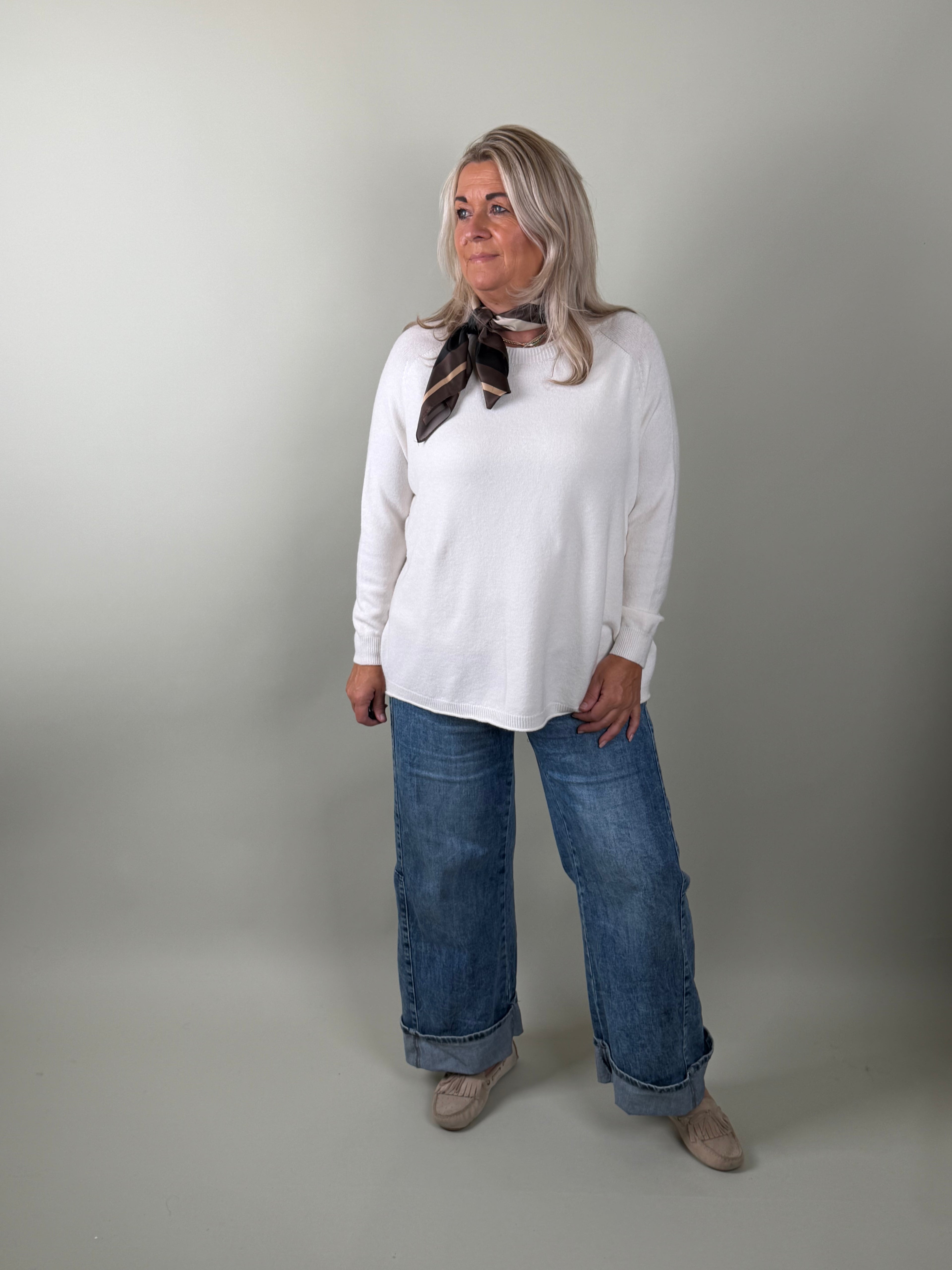 trui model Angie off white Classic Beauty & Fashion