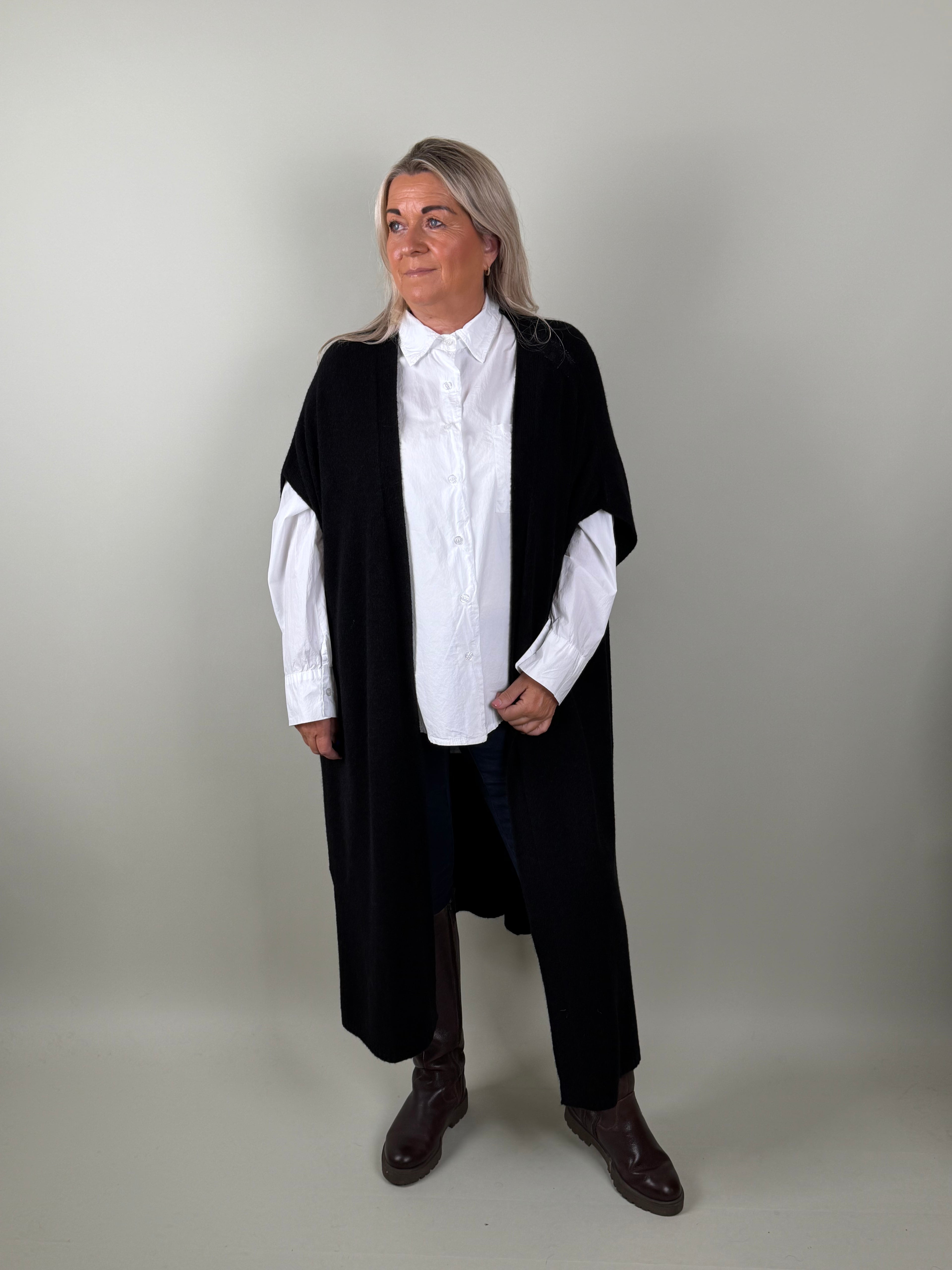 Lang sleeveless vest model Rebecca Zwart