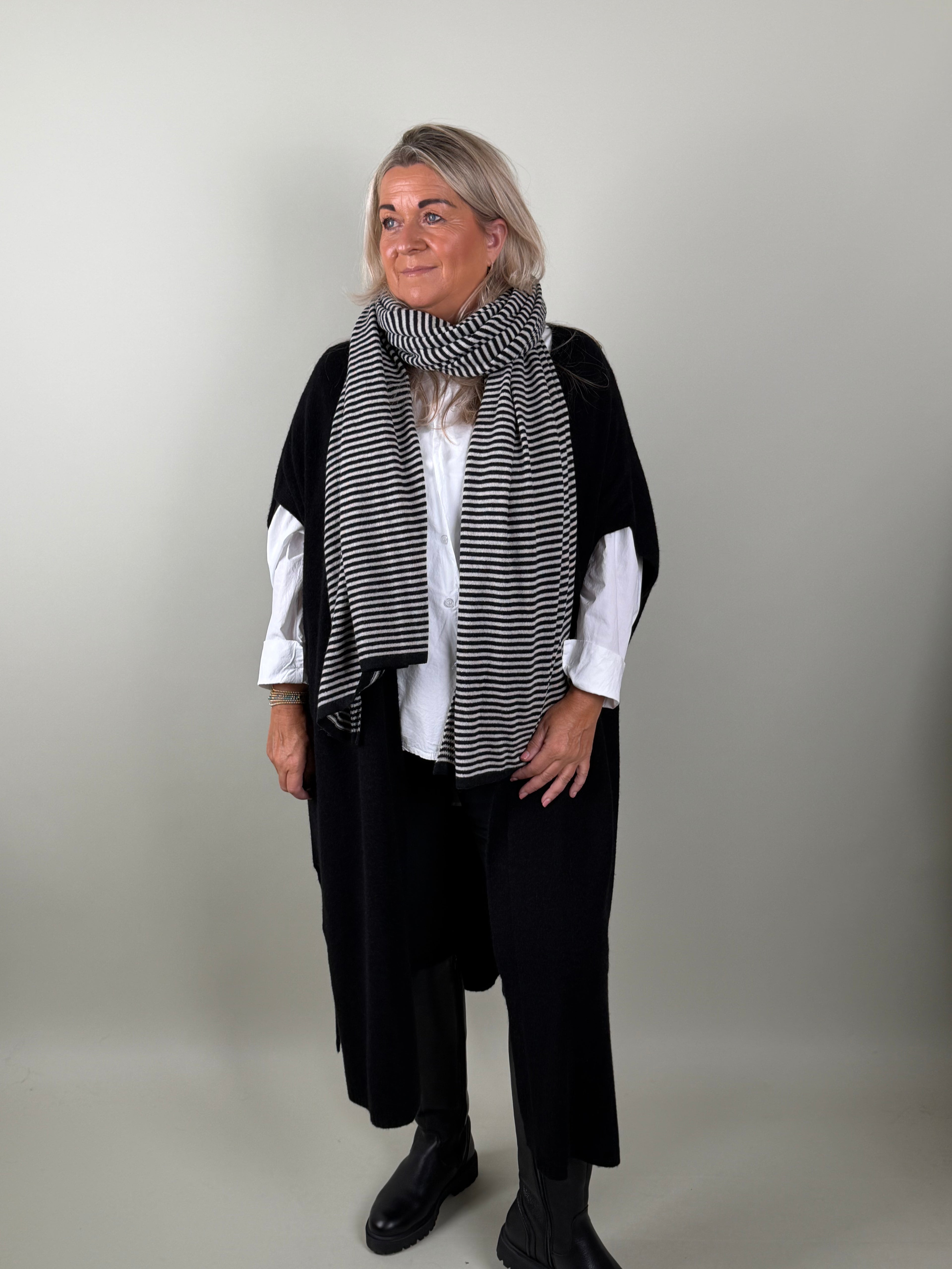 Lang sleeveless vest model Rebecca Zwart