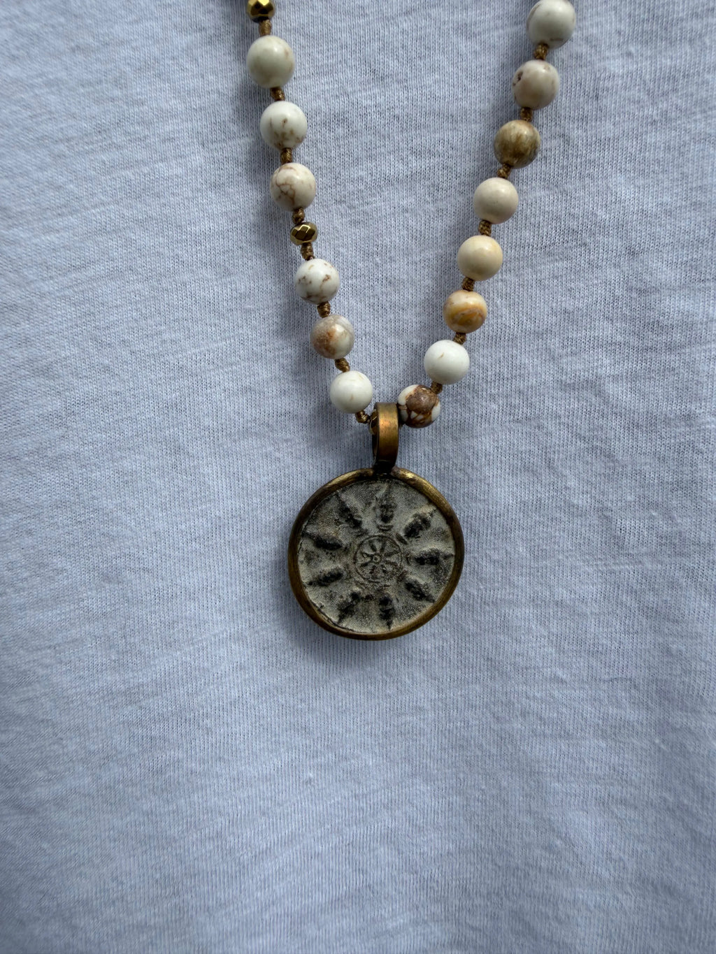 BOHO KETTING BUDDHA 410  6 MM STONE HOWLITE GOLD Classic Beauty & Fashion