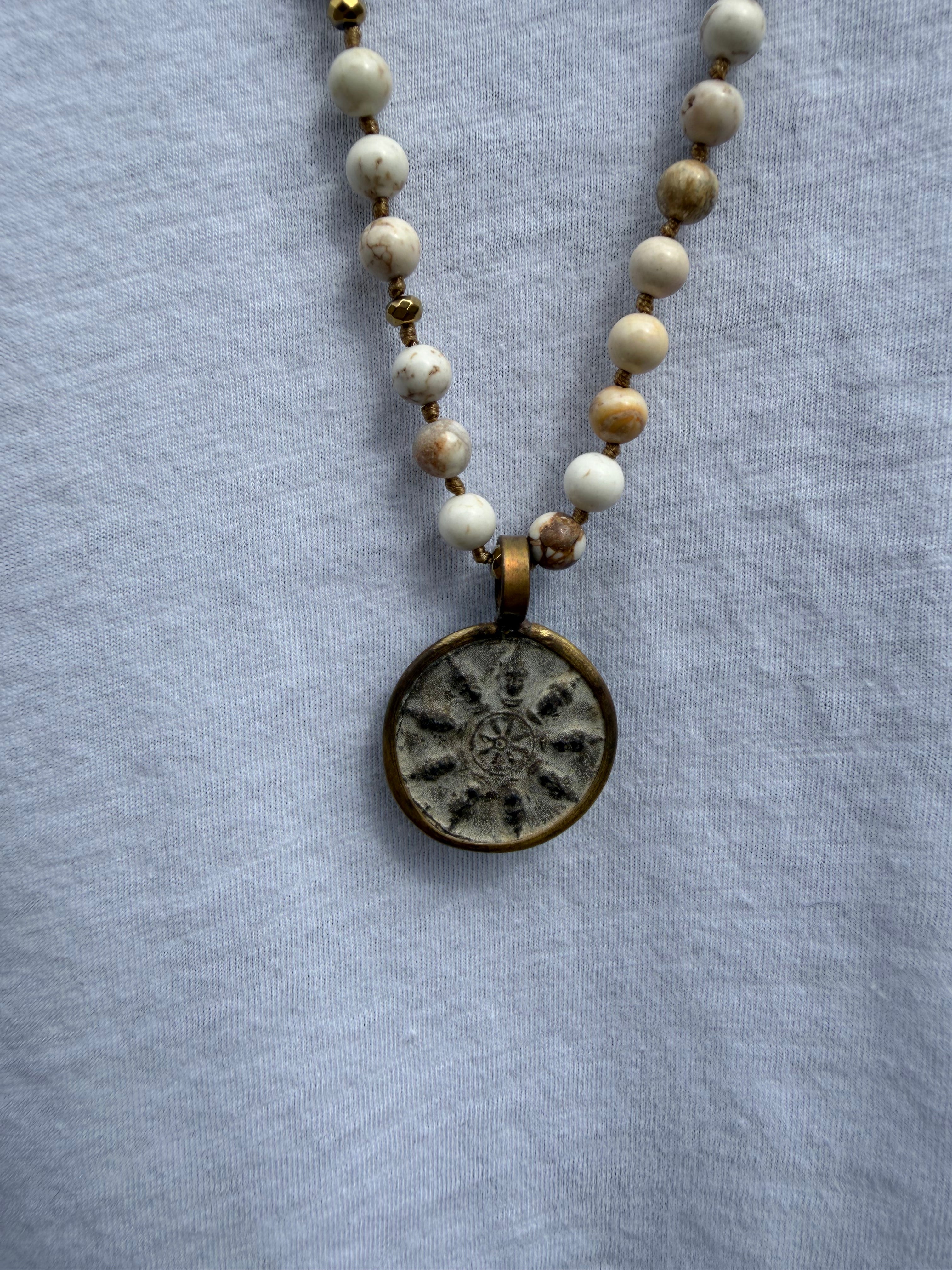 BOHO KETTING BUDDHA 410  6 MM STONE HOWLITE GOLD