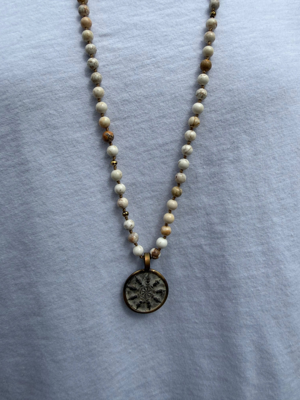 BOHO KETTING BUDDHA 410  6 MM STONE HOWLITE GOLD Classic Beauty & Fashion