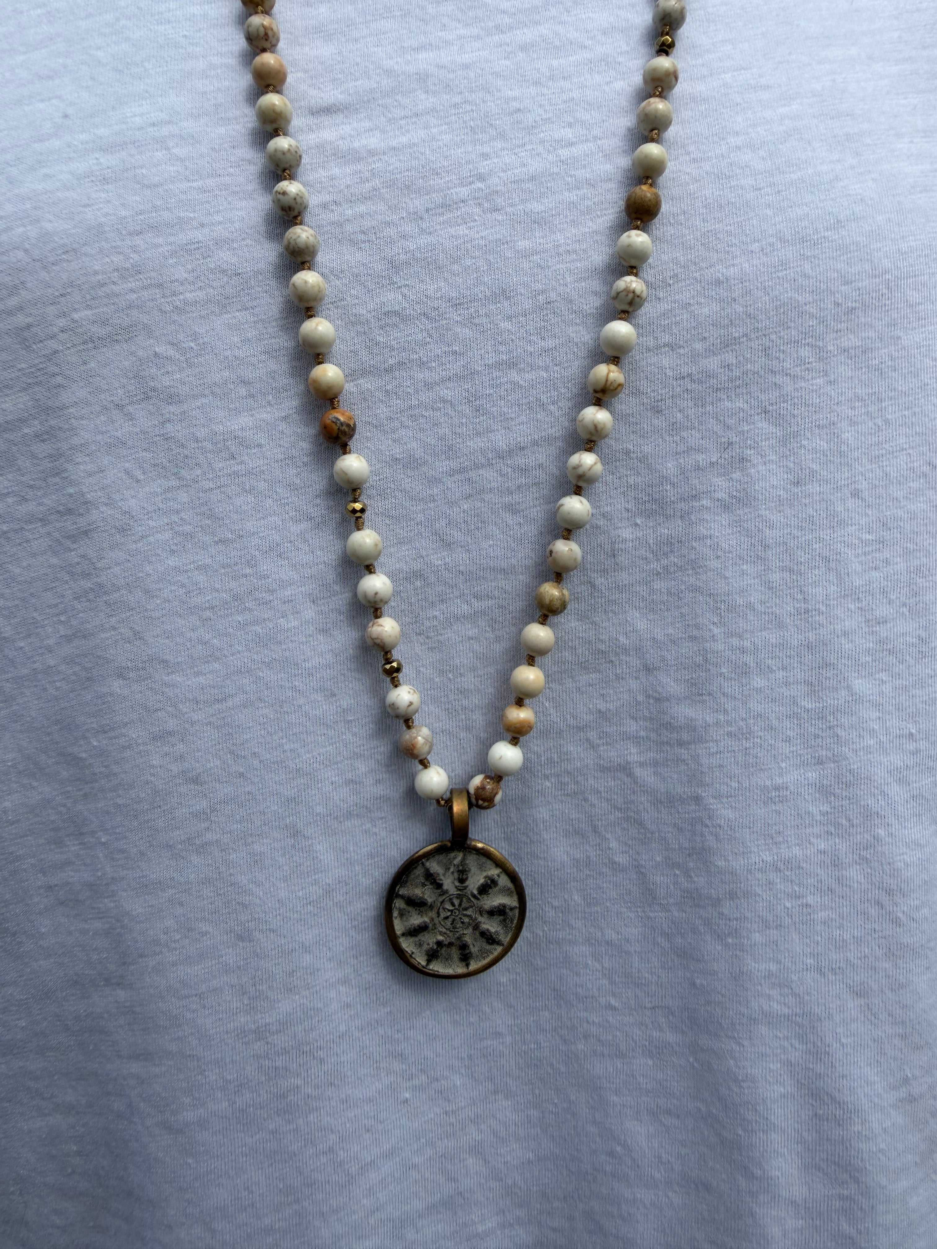 BOHO KETTING BUDDHA 410  6 MM STONE HOWLITE GOLD
