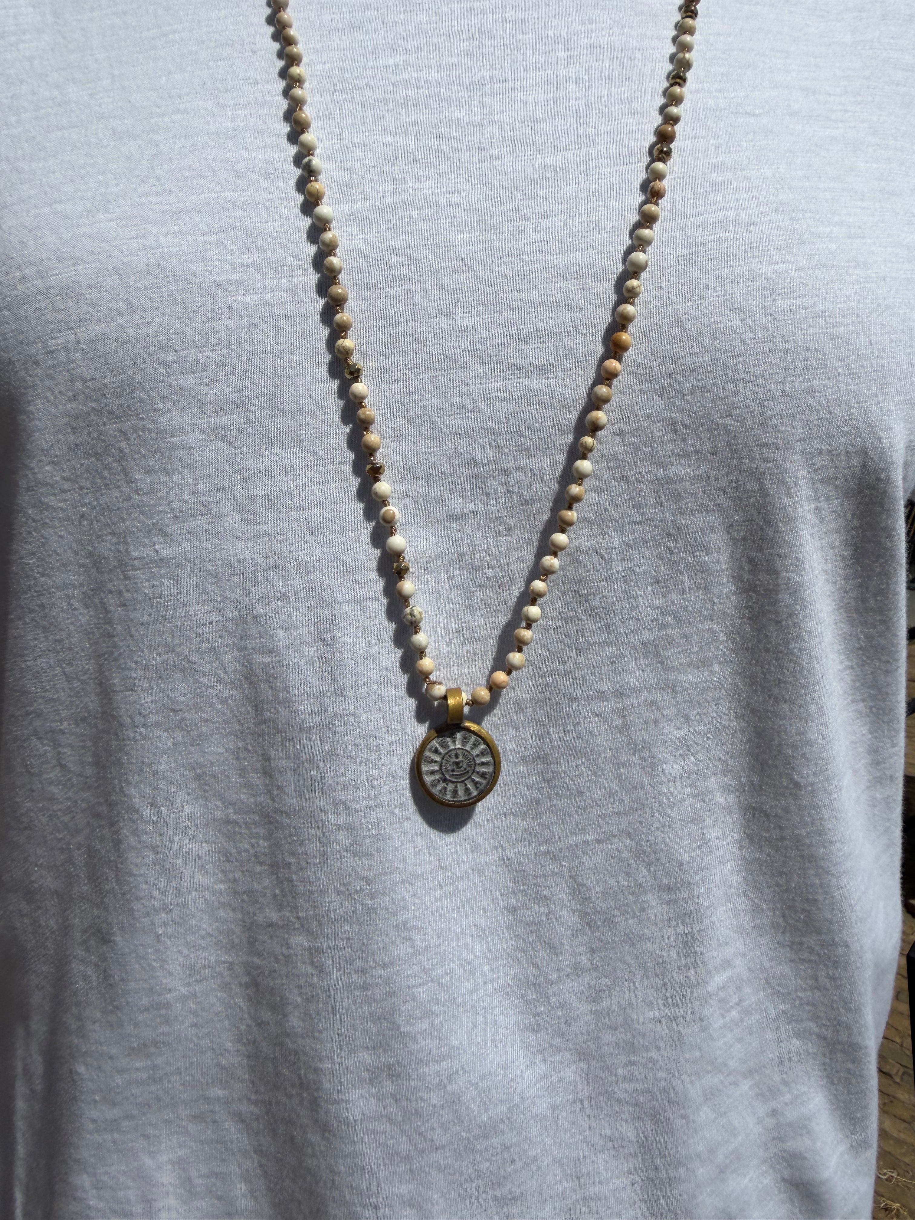 BOHO KETTING BUDDHA 4MM STONE HOWLITE