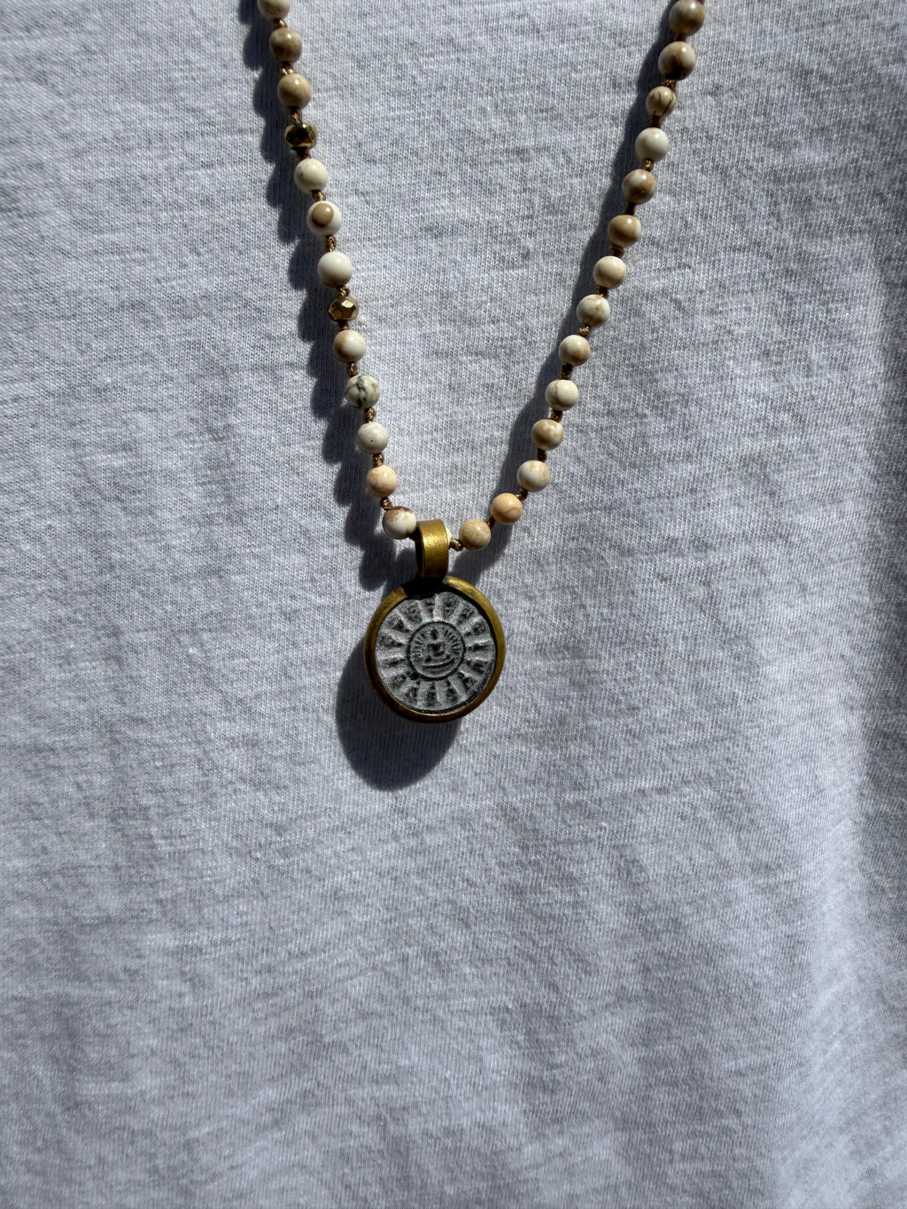 BOHO KETTING BUDDHA 4MM STONE HOWLITE
