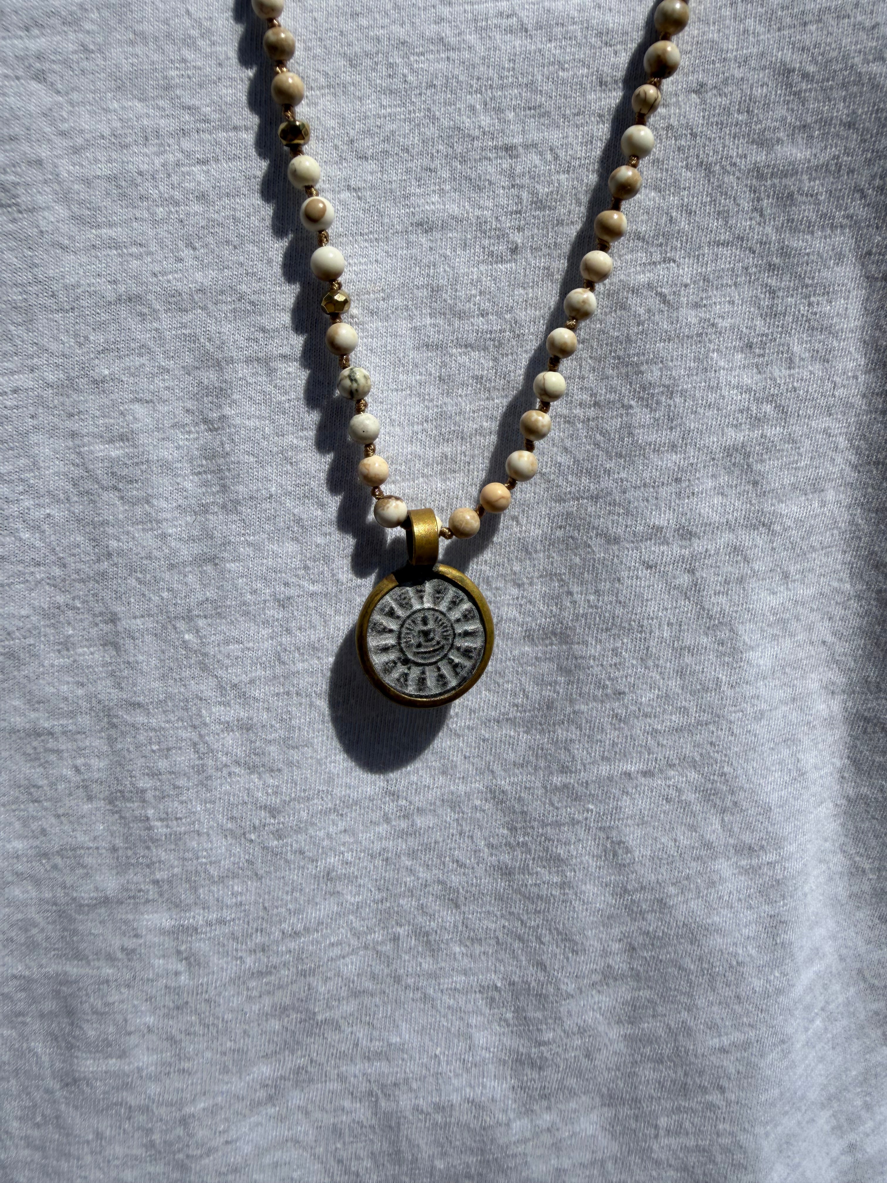 BOHO KETTING BUDDHA 4MM STONE HOWLITE