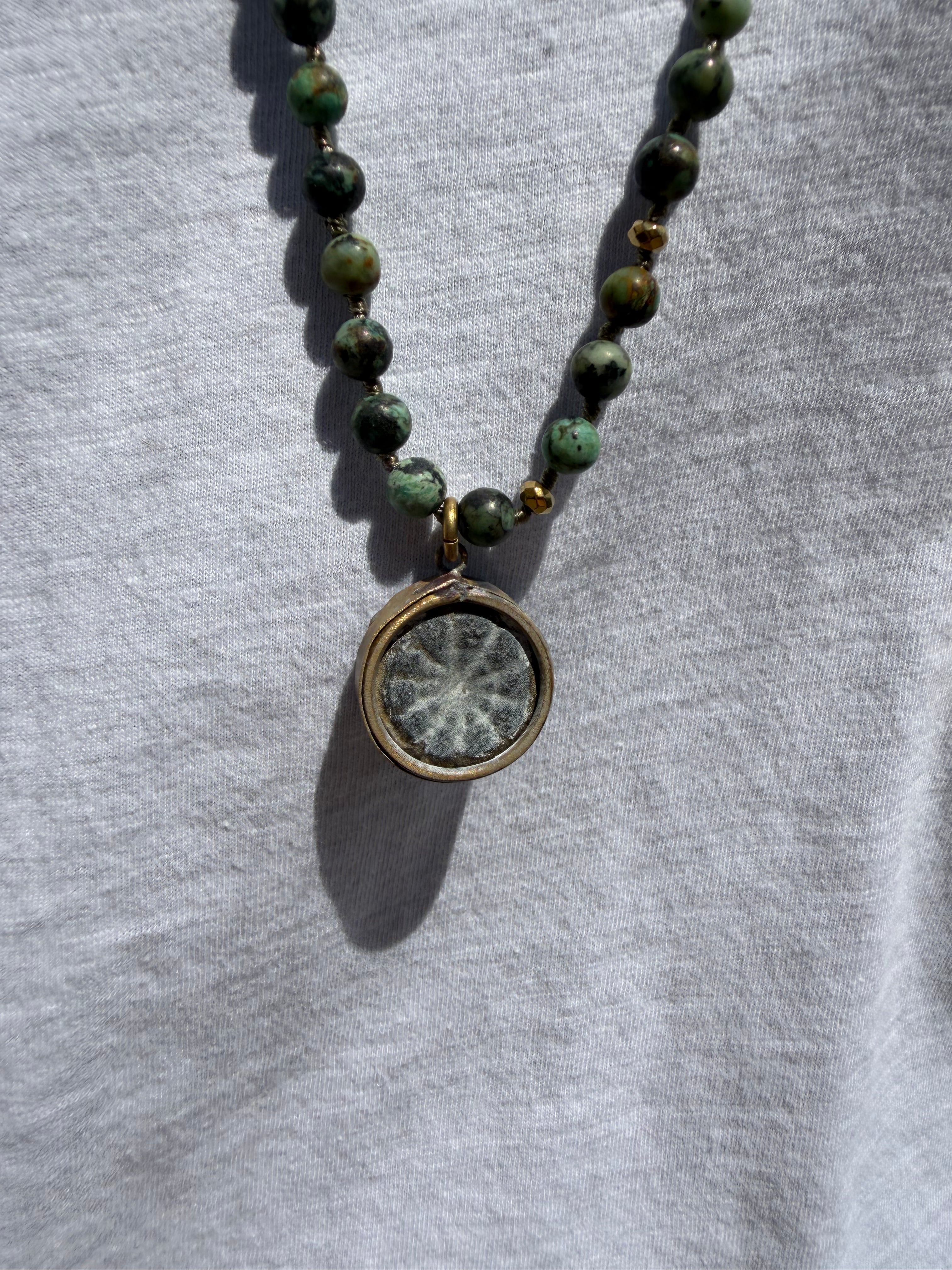 BOHO KETTING BUDDHA 6MM TWO SIDES AFRICAN TURQUISE