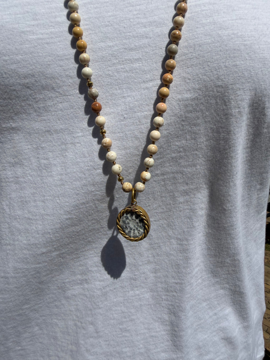 BOHO KETTING BUDDHA 6MM TWO SIDES HOWLITE
