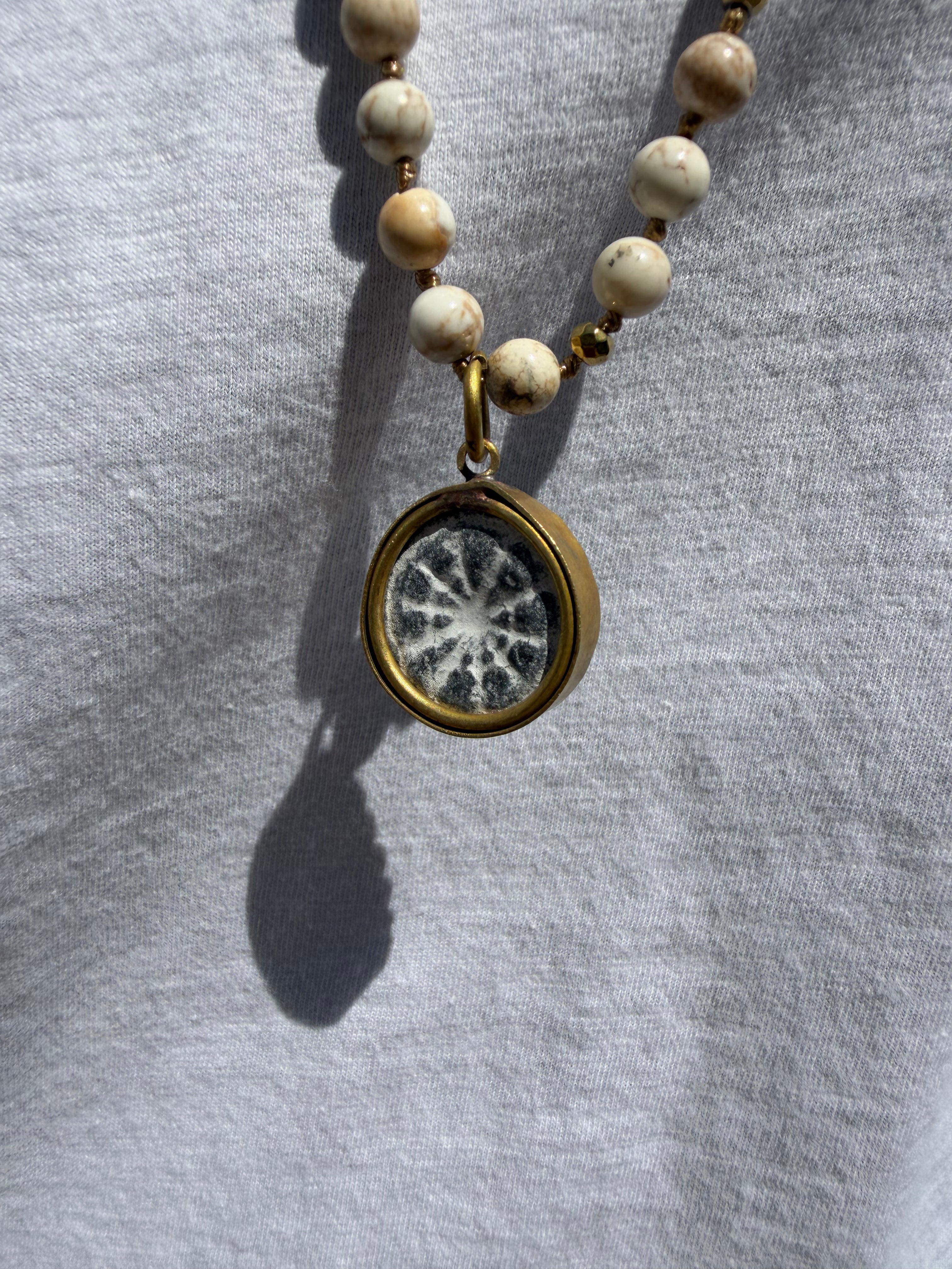 BOHO KETTING BUDDHA 6MM TWO SIDES HOWLITE