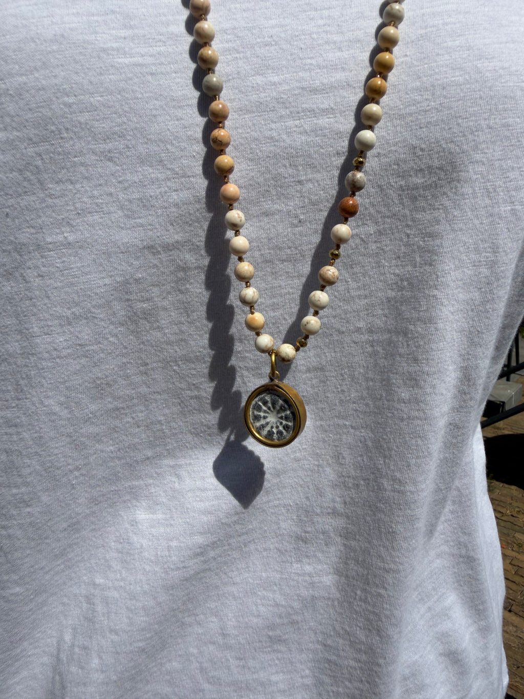 BOHO KETTING BUDDHA 6MM TWO SIDES HOWLITE