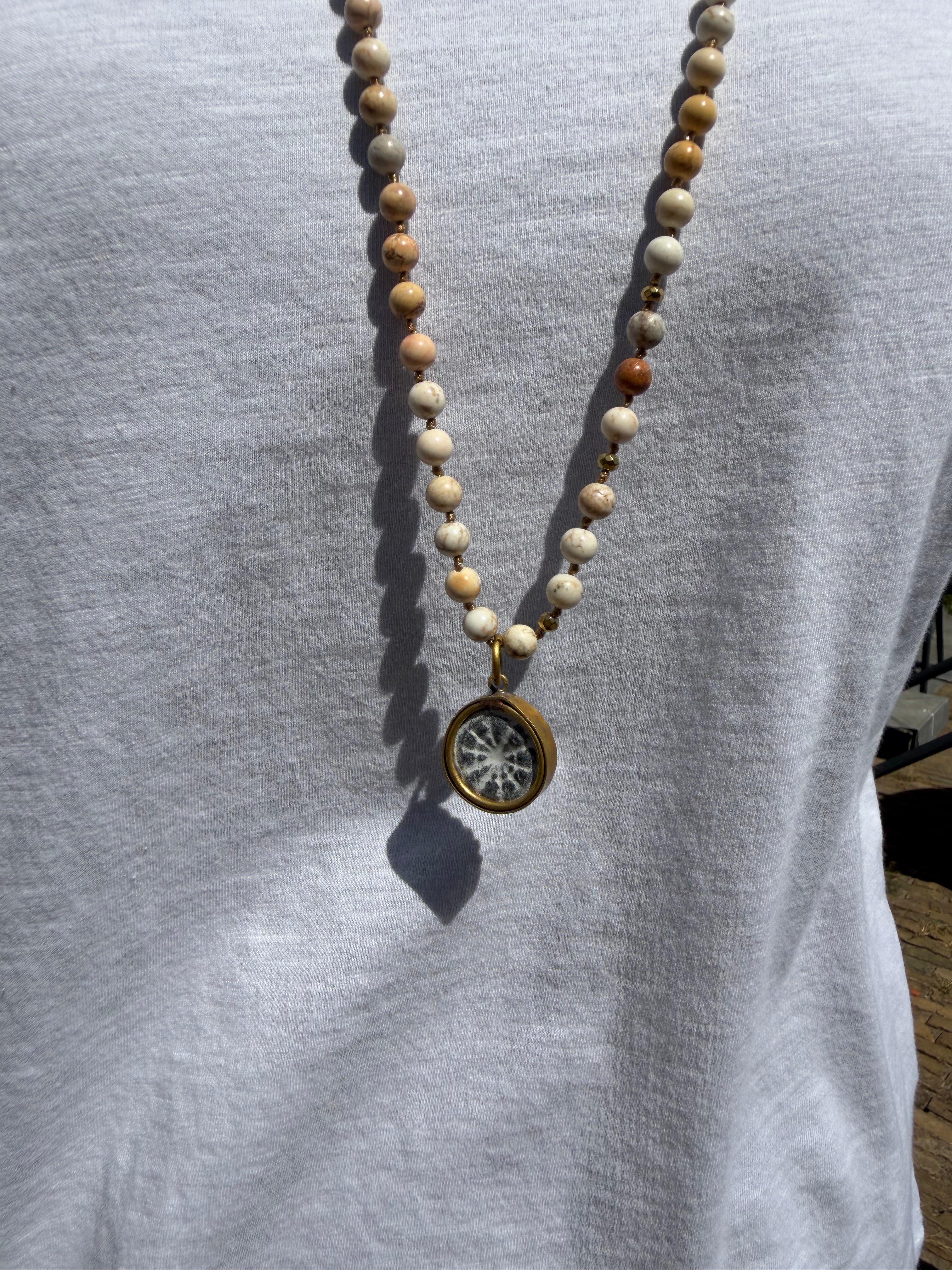 BOHO KETTING BUDDHA 6MM TWO SIDES HOWLITE