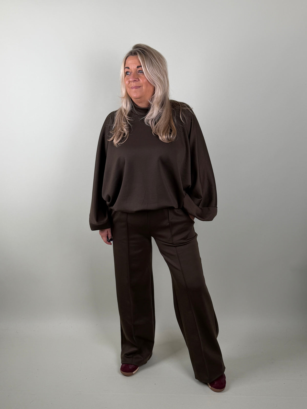 Jog Pak De Luxe in chocolade – 2-delig joggingpak voor dames, tweede aanzicht