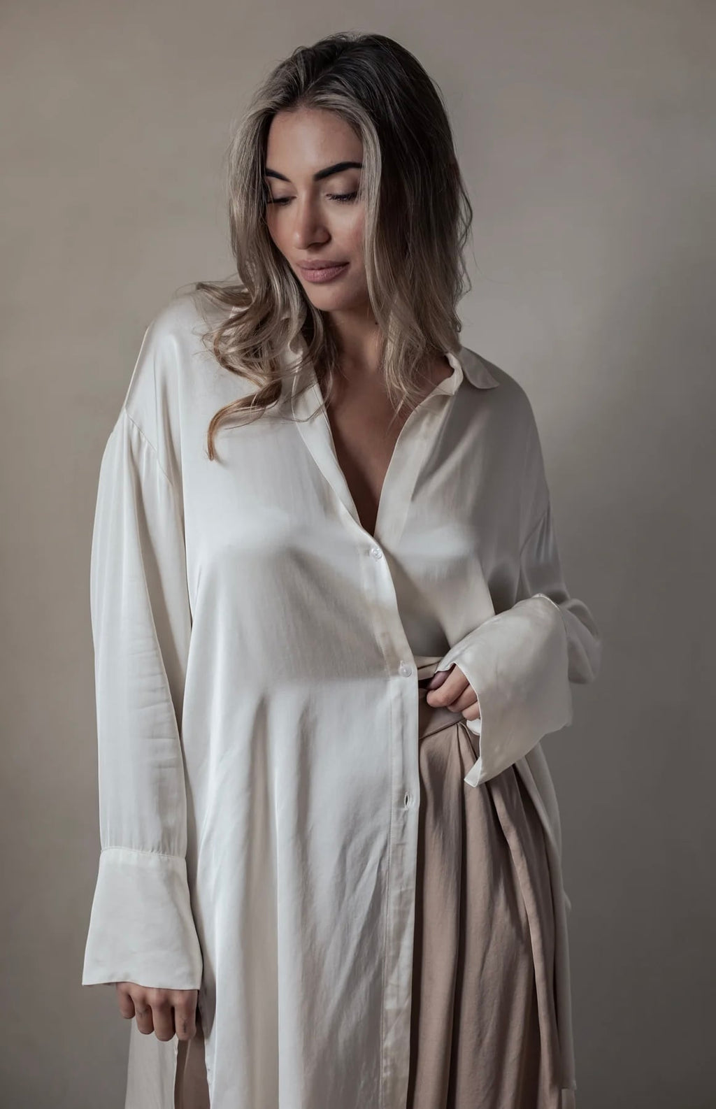 BYPIAS GLOWING SATIN LUXURY VELONA BLOUSE VANILLA