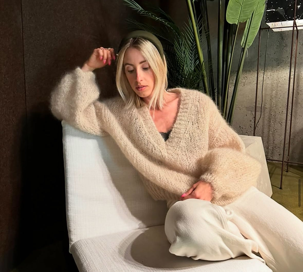 TWNS ENGELWOOD V-NECK FLUFFY SWEATER BEIGE