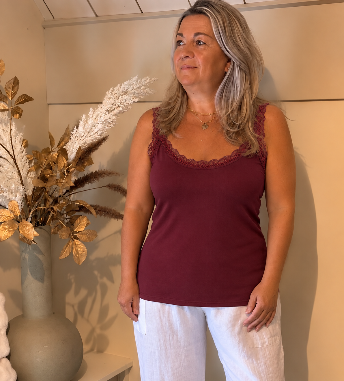 Top  Lotte met kant Bordeaux